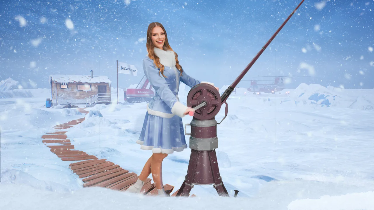Conduttore Ice Fishing che tira su la preda